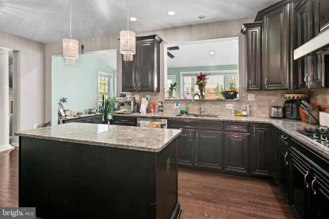 Building Photo - 42888 Southview Manor Dr