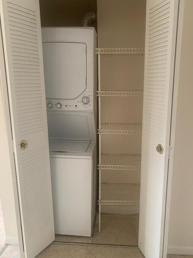 Building Photo - Split plan spacious 2bed/2batj