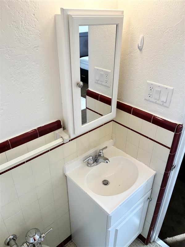 Building Photo - 1105 S State St