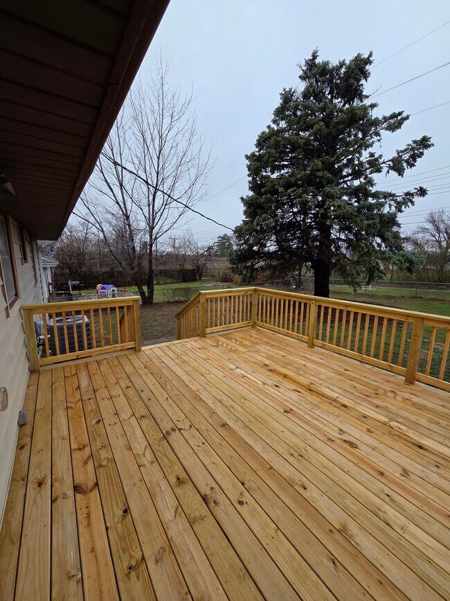 Building Photo - 3 bed, 2 bath, 1 car garage with finished basement, fenced back, newly remodeled