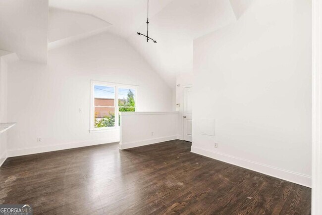 Building Photo - 94 Lucy St SE