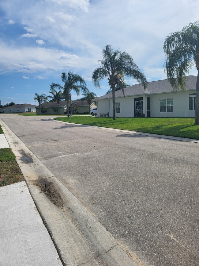 Building Photo - 1724 High Ridge Dr