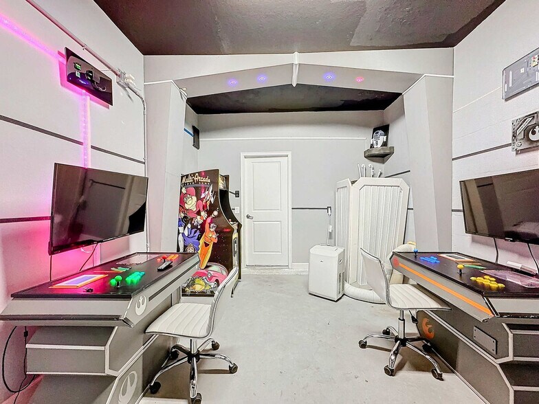 Building Photo - 1589 Flange Dr