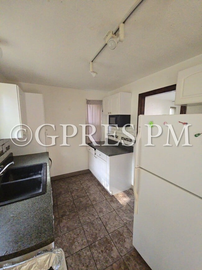 Building Photo - Welcome to this charming 3-bedroom, **Price reduction**