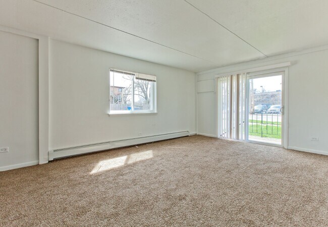 Building Photo - 10 W 137th ST Riverdale, IL 60827