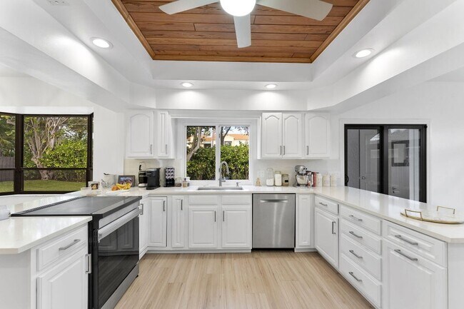 Building Photo - 150 Lucina Dr