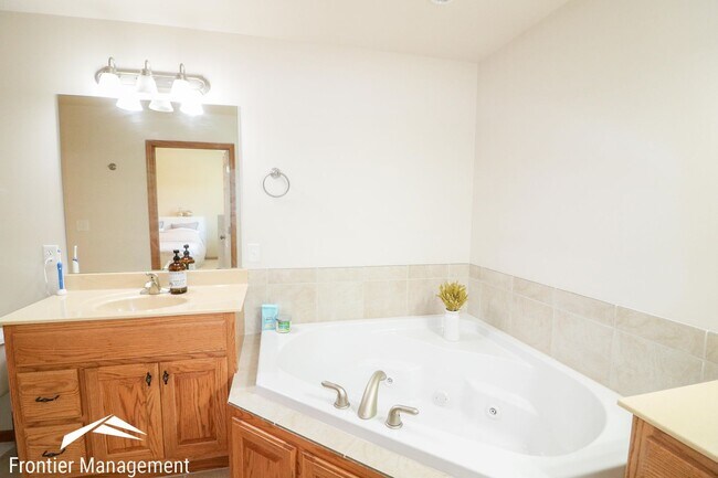 Building Photo - 416 Stone Grove Dr