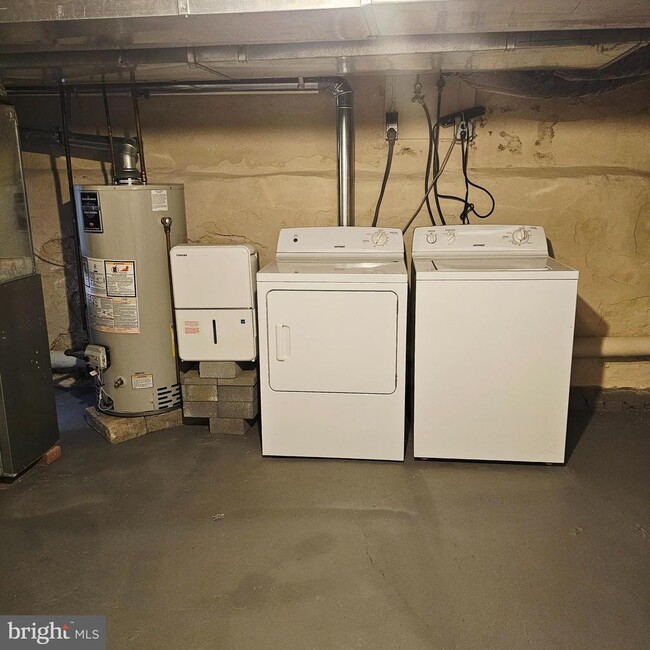 Building Photo - 1816 Montrose St