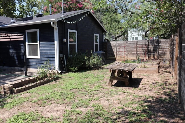 Building Photo - 713 E 45th St