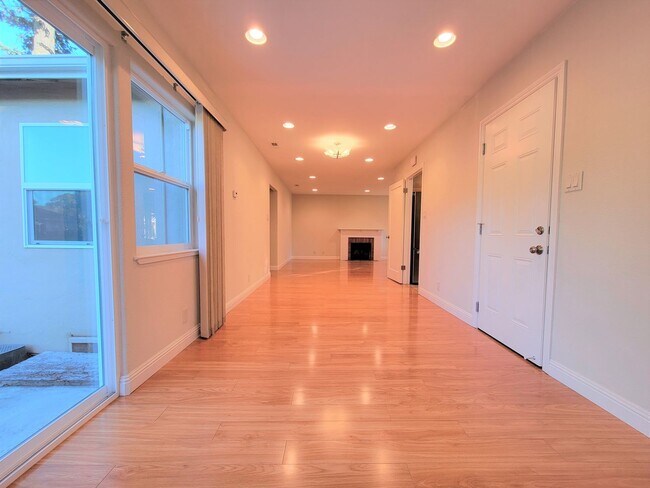 Building Photo - Updated Home in Palo Alto Available with Air Conditioning