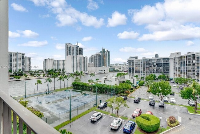 Building Photo - 1000 Parkview Dr