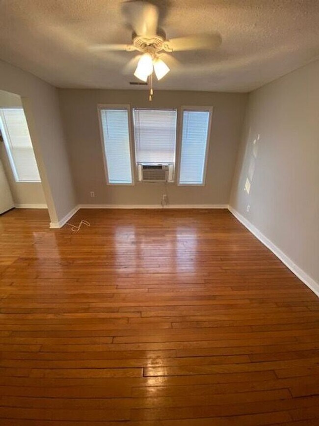 Building Photo - Large 1,000 sq. ft One Bedroom