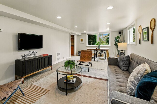 Building Photo - Capitol Hill View Home