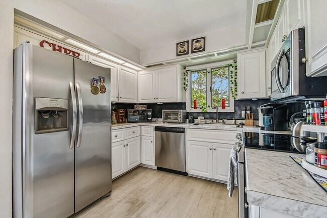 Building Photo - "Charming 3-Bed, 2-Bath Oasis at 1011a Sou...