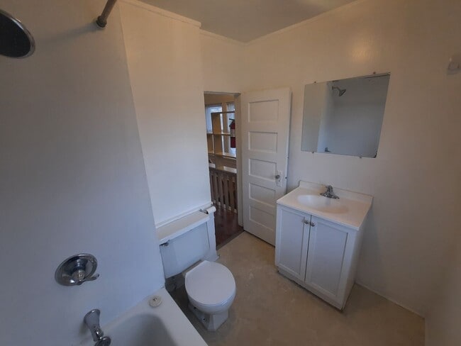 Building Photo - 2136 Lyon St