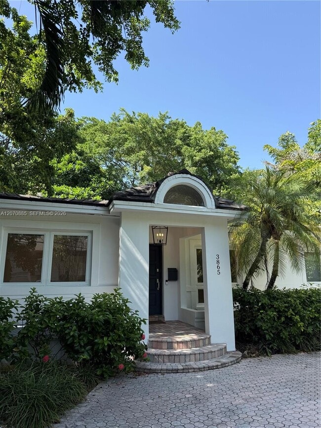 Building Photo - 3865 Poinciana Ave