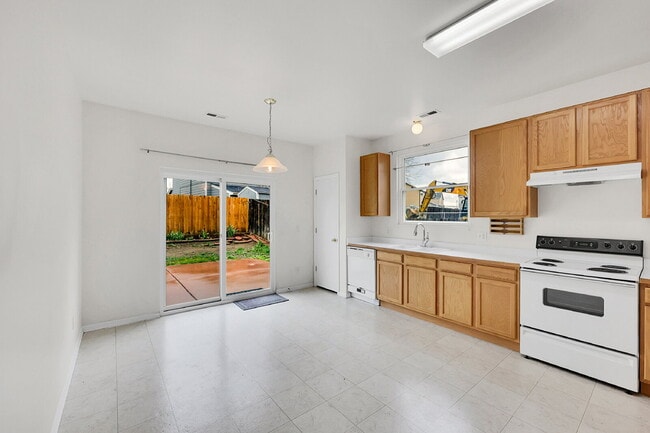 Building Photo - $2,025.00 - 3 Beds, 2 Baths, Single Family...