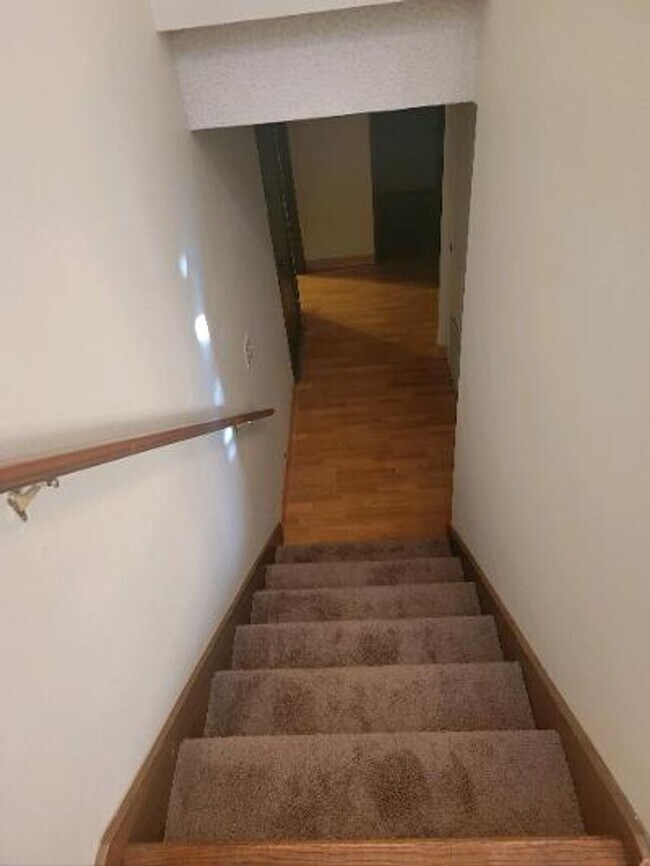 Building Photo - Classic North Tacoma 4 Bedroom Tri-Level with Peak a Boo View!