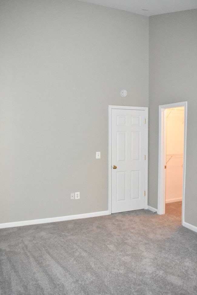 Building Photo - North Stafford End Unit Townhome !!