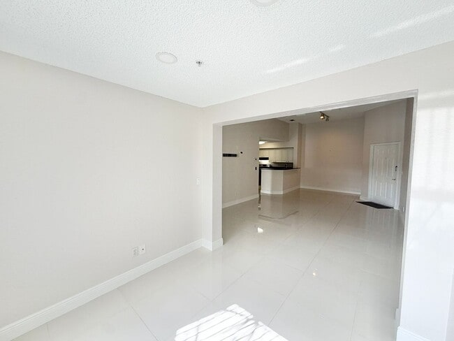 Building Photo - ** IBIS CLUB ** 1 BED / 1 BATH - CONDO - GATED COMMUNITY - SMALL PET OK! - ANNUAL RENTAL