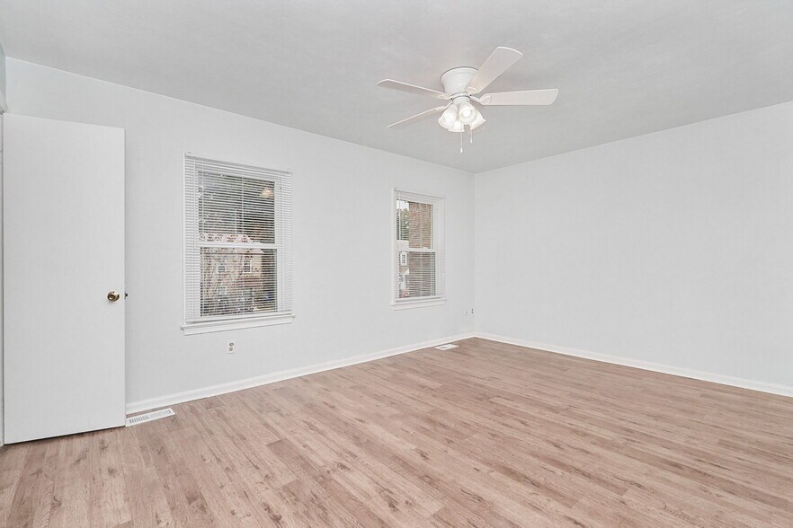 Building Photo - 5213 Clover Hill Dr