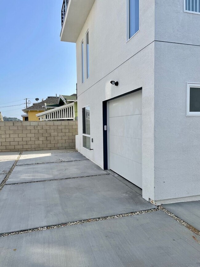 Building Photo - 116 S Ave 63