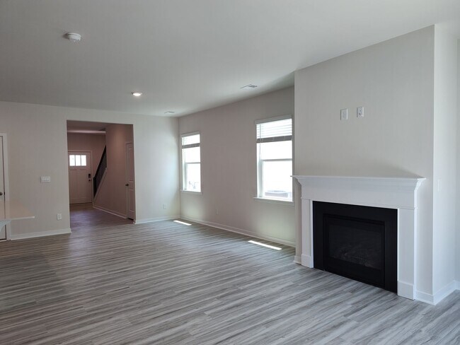Building Photo - Beautiful home located in the Hamilton Woo...