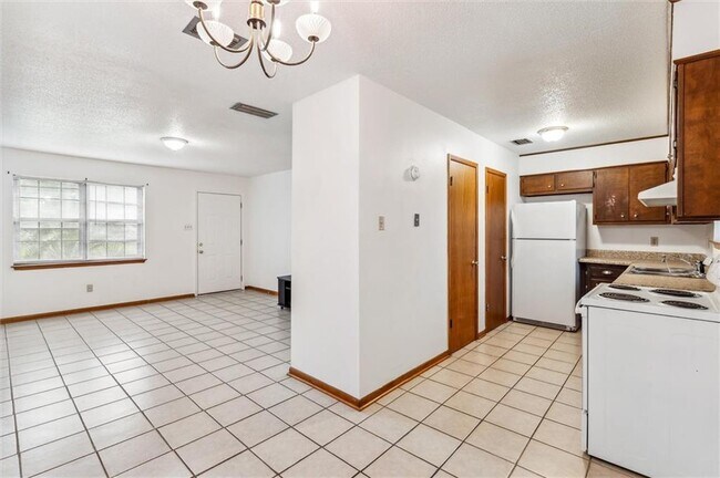 Building Photo - 504 Farnell Ln
