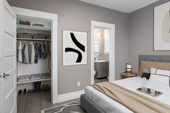 Building Photo - Charming Newly Updated Spacious 1 Bed! Sec...