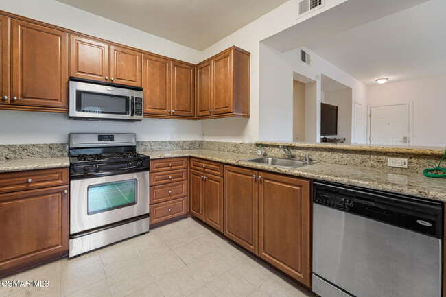 Building Photo - 453 Country Club Dr
