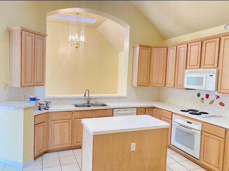 Building Photo - 8412 White Sands Dr
