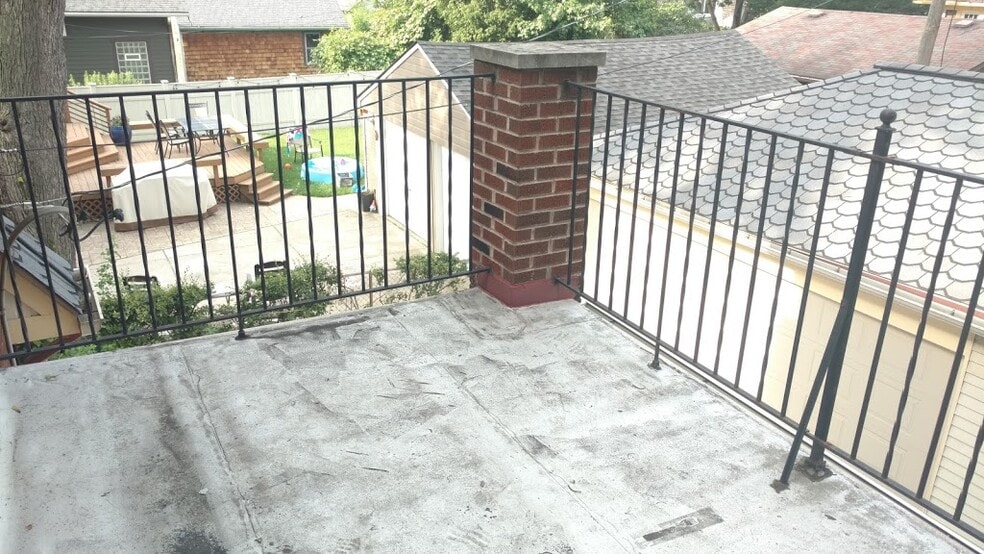 Private Balcony - 523 S Pleasant St