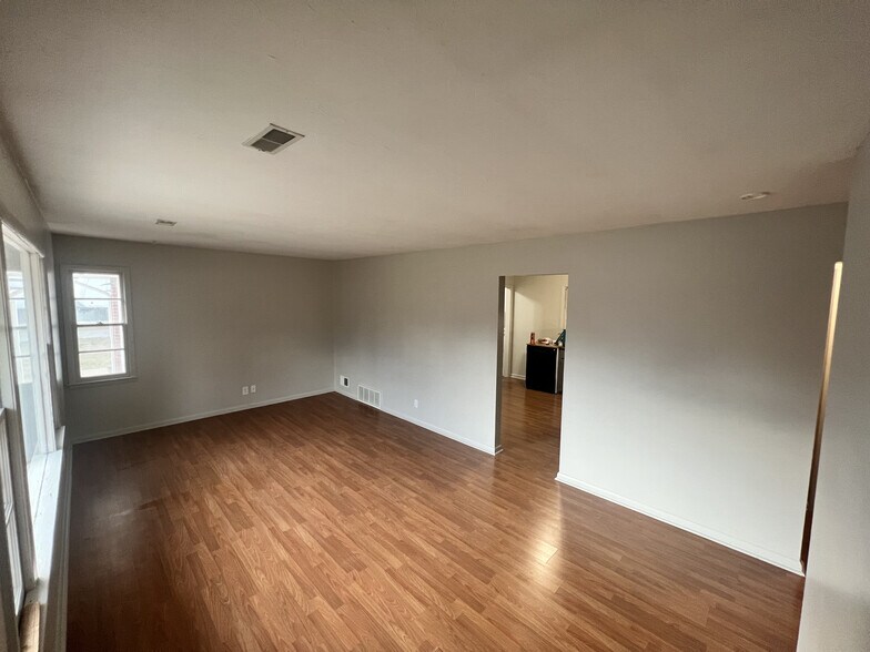 Living Room - 5810 Wilshire Boulevard