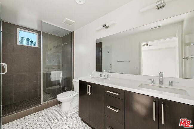 Building Photo - 2920 Rowena Ave