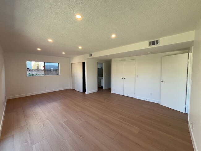 Building Photo - Flexible floorplan - Simi Valley 3+3 w/bonus room + EV charger!