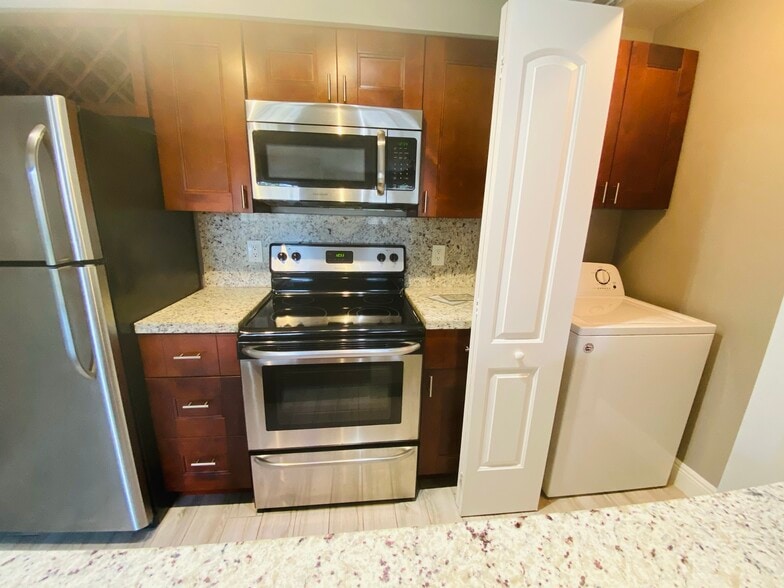 Building Photo - 1239 SW 46th Ave