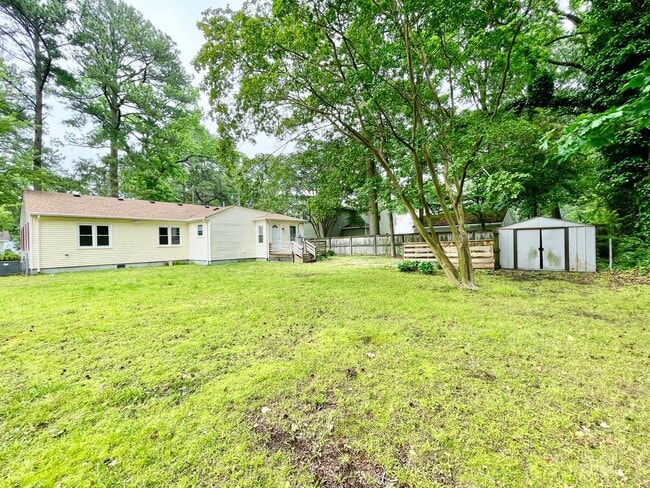 Building Photo - 5621 Larry Ave