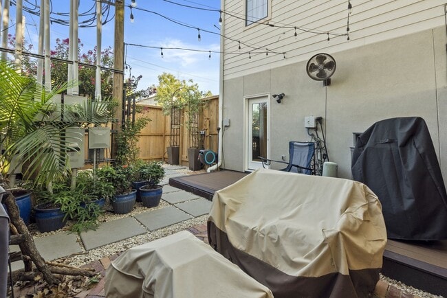 Building Photo - Rare 2BR/2BA Townhome with Spacious Yard i...