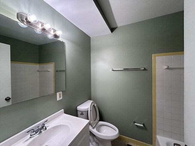 Building Photo - 2 Bedroom 2 Bathroom Condo