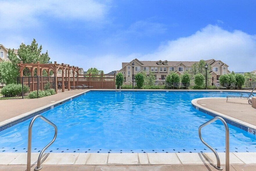 Pool - 479 Black Feather Loop