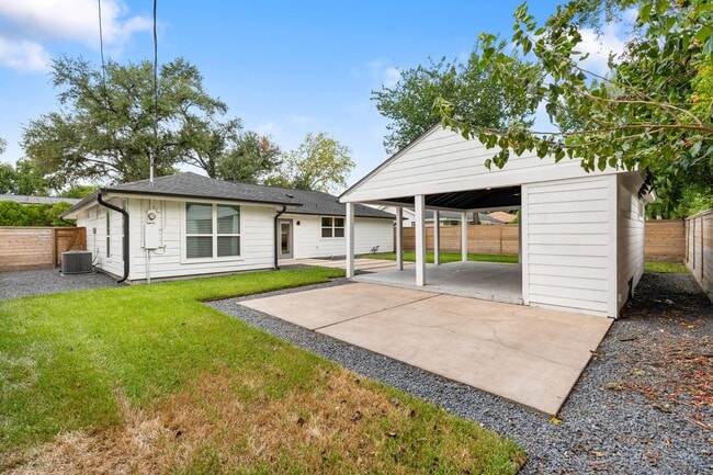 Building Photo - 1910 Lynnview Dr