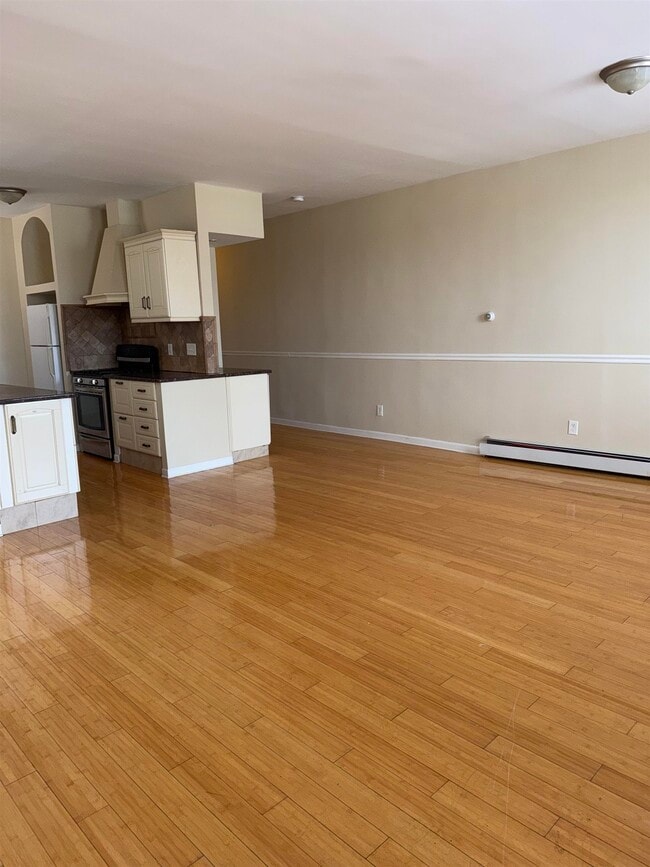 Building Photo - 998 Broadway