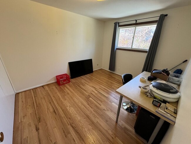 Building Photo - Private Lakewood Home