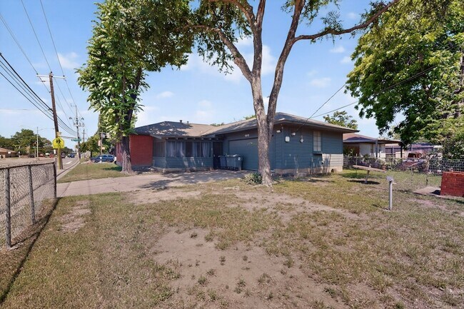 Building Photo - 2104 Hillburn Dr