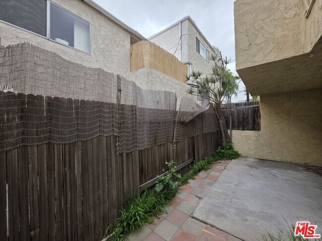 Building Photo - 517 N Francisca Ave