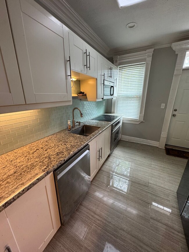 Building Photo - Charming 2 Bedroom 2 Bathroom House in Lawrenceville!