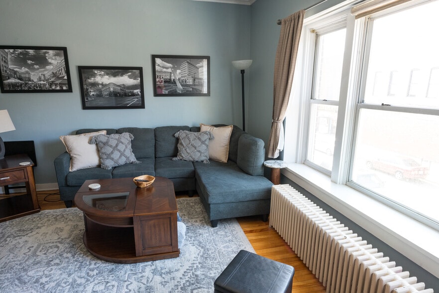 living room - 456 N Main St