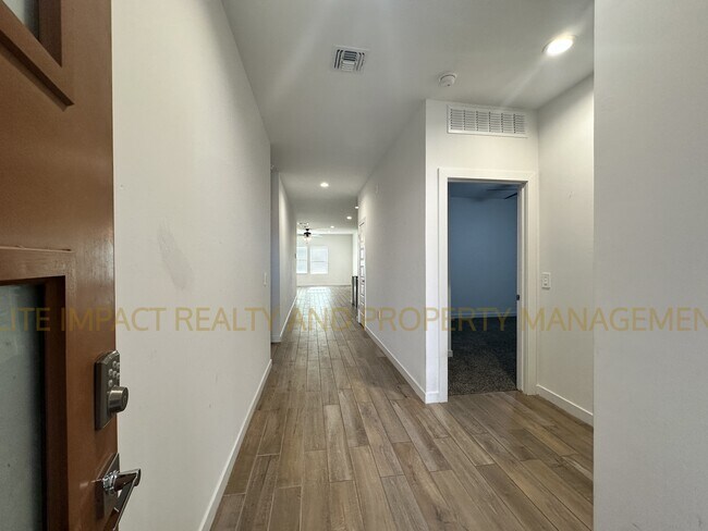 Building Photo - 11112 S Weismann Dr
