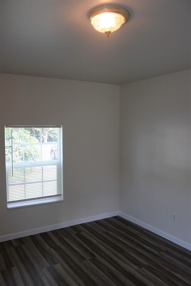 Building Photo - 3 Bedroom, 1.5 Bathroom House! Available now!