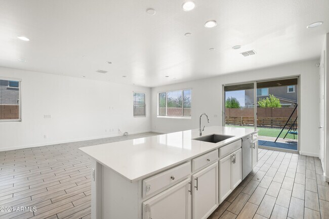 Building Photo - 9207 W Sells Dr
